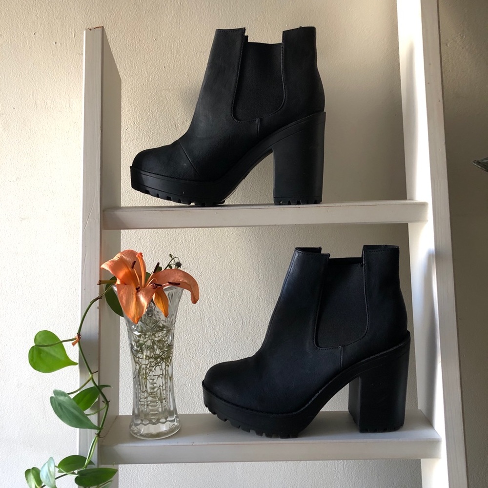 Black Heeled Boots with Side Stretch